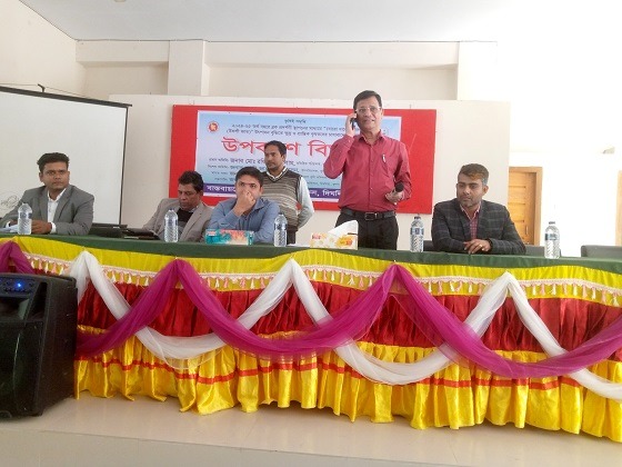 দিঘলিয়ায় প্রান্তিক কৃষকদের মাঝে উপকরণ বিতরণ