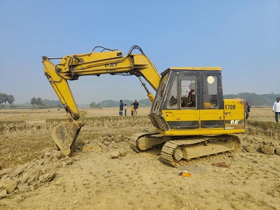 ফুলবাড়ীয়ায় মাটি খেকোদেও জন্য হুমকিতে কৃষি