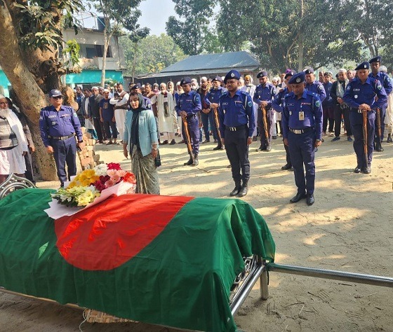 ভাঙ্গুড়ায় রাষ্ট্রীয় মর্যাদায় বীর মুক্তিযোদ্ধা আব্দুস সামাদের দাফন সম্পন্ন