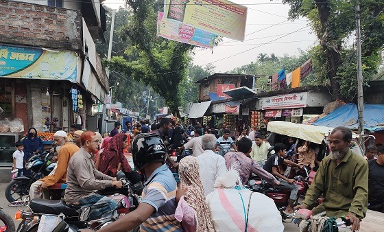 বাগমারায় কলেজ মোড়ে প্রতিনিয়ত যানজট