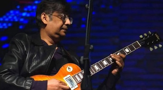 মঞ্চেই মারা গেলেন অর্থহীনের সাবেক গিটারিস্ট পিকলু