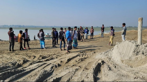 হোসেনপুরে অবৈধভাবে বালু উত্তোলনের দায়ে জরিমানা