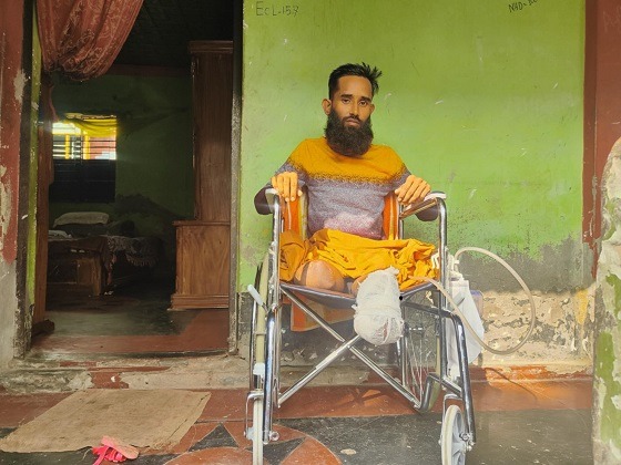দুই পা হারিয়ে শূন্য হাতে বিদেশ থেকে দেশে ফেরৎ
