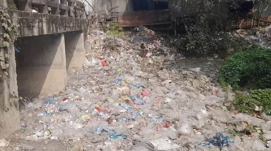 সুজানগরের খাল ময়লা-আবর্জনার ভাগাড়ে পরিণত