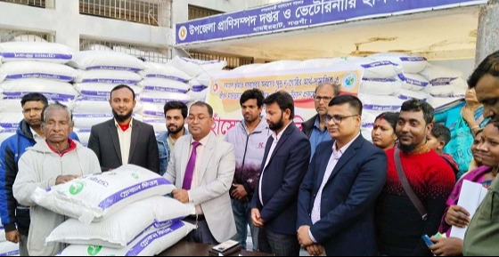 ধামইরহাটে হাঁসের খাদ্য বিতরণ