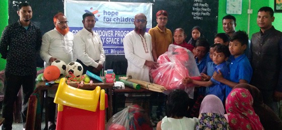 বীরগঞ্জে শিক্ষার্থীদের ক্রীড়া সামগ্রী দিল হোপ ফর চিলড্রেন