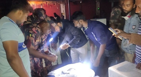 সাতক্ষীরায় অপদ্রব্য পুশকৃত চিংড়ি জব্দ