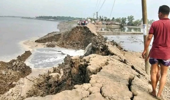 বেড়িবাঁধ ভেঙে সাতক্ষীরার আশাশুনির ৬ গ্রামের মানুষের ঈদের আনন্দ ম্লান