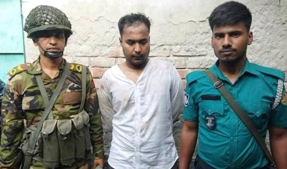 খুলনার শীর্ষ সন্ত্রাসী গ্রেনেড বাবুর বাড়িতে অভিযান: আটক ৩