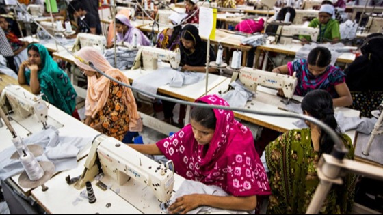 ট্রাম্পের শুল্কনীতি বাংলাদেশের তৈরি পোশাক শিল্পের জন্য বড় ধাক্কা হয়ে দাঁড়িয়েছে