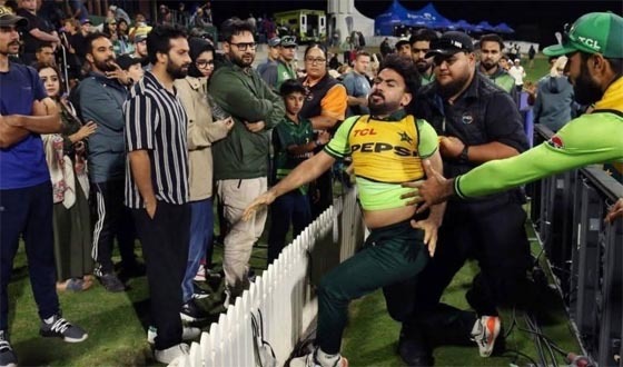 সমর্থকদের দিকে তেড়ে গেলেন খুশদিল শাহ