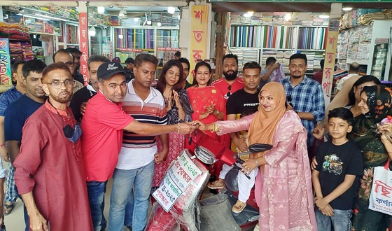 নড়াইলে মুস্তারী কমপ্লেক্সের প্রথম পুরস্কার পেলেন এক গৃহিণী