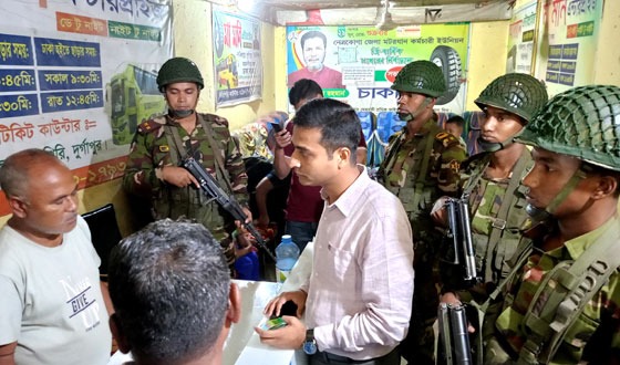 দুর্গাপুরে যানবাহনে অতিরিক্ত ভাড়া নেয়ায় যৌথবাহিনীর অভিযান