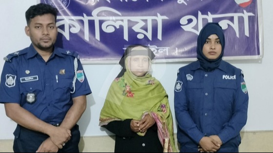 ভারতীয় মদসহ কালিয়ায় নারী মাদক ব্যবসায়ী আটক