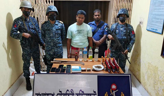 দিঘলিয়ায় মাদক ব্যবসায়ী আটক ,মাদক ও দেশীয় অস্ত্র উদ্ধার