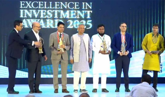 বিনিয়োগে অবদান রাখা বিভিন্ন প্রতিষ্ঠানকে পুরস্কার দিলেন প্রধান উপদেষ্টা