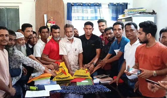 এসএসসি পরীক্ষার্থীদের জন্য কলম উপহার দিলেন ব্যারিস্টার