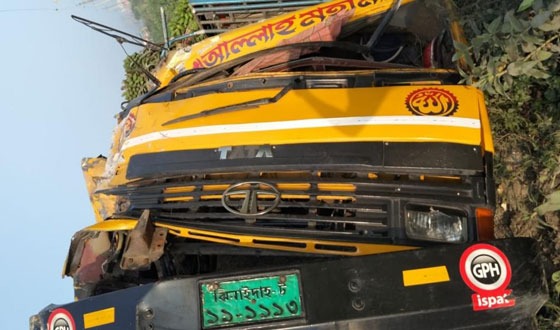 সরাইলে দুই ট্রাকের মুখোমুখি সংঘর্ষে নিহত ১