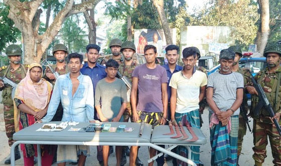 কালিয়ায় দেশীয় অস্ত্র, মাদকদ্রব্য ও নগদ টাকাসহ আটক ৬