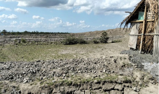 বড়দলে চাঁদার টাকা না পেয়ে ঘেরের বাঁধ কেটে ক্ষয়ক্ষতি