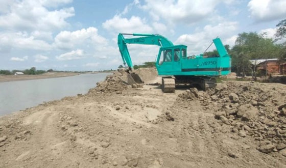 আশাশুনির গোয়ালডাঙ্গায় বেড়ী রাস্তা ভাঙ্গন স্থানে রক্ষা কাজ শুরু