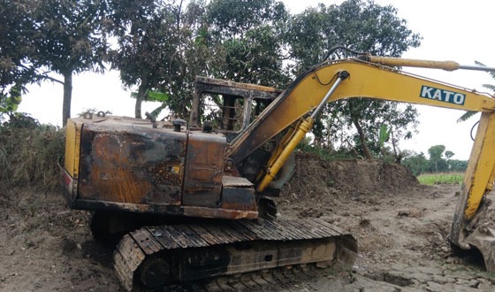 বাঘায় পুকুর খননের ভেকুতে আগুন দিয়েছে দুর্বৃত্তরা