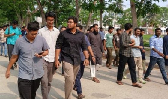 পুলিশি বাধা পেরিয়ে কুয়েট শিক্ষার্থীদের ক্যাম্পাসে প্রবেশ : প্রশাসনিক ভবনে অবস্থান