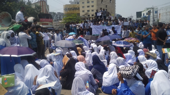 রাজশাহীতে ৬ দফা দাবিতে পলিটেকনিক ইনিস্টিউটের শিক্ষার্থীদের সড়ক অবরোধ
