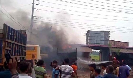 কালীগঞ্জে আগুনে পুড়লো ২ ট্রাক আহত ২