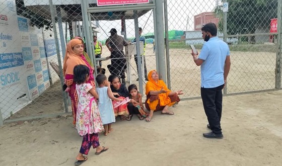 রিমার্ক কোম্পানির প্রবেশ গেটে ভবনসহ জমি হারানো পরিবারের আমরণ অবস্থান