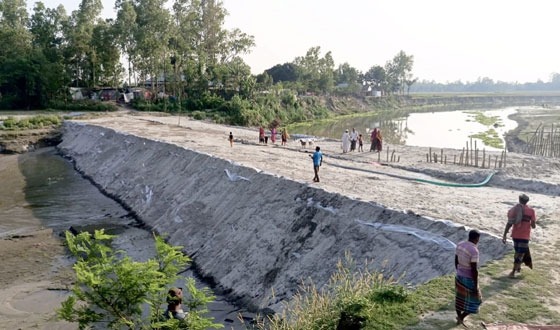 বকশীগঞ্জের নদীর বুকে পাল্টাপাল্টি বাঁধ নির্মাণ, অস্তিত্ব সংকটে নদীর গতিপথ