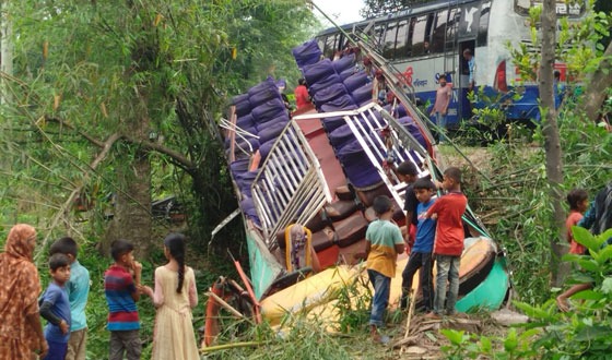 শৈলকুপায় গাছের সাথে ধাক্কা লেগে গর্তে পড়েছে যাত্রীবাহী বাস