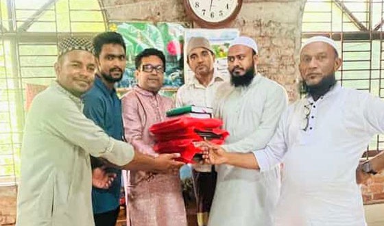 মাদ্রাসা শিক্ষার্থীদের মাঝে খাবার ও কোরআন শরীফ-শিক্ষা সামগ্রী বিতরণ