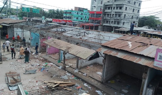 চাঁদপুরে উচ্ছেদের খবরে শতাধিক দোকানঘর সরিয়ে নিল ব্যবসায়ীরা