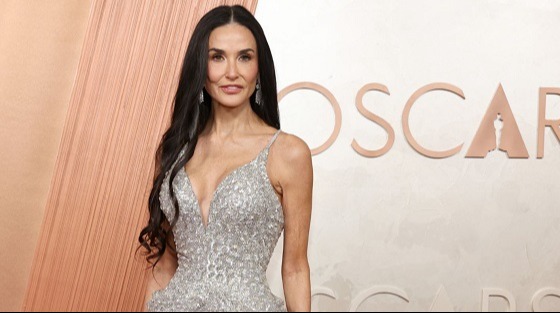 বাষট্টিতেও যেভাবে সৌন্দর্য ধরে রেখেছেন ডেমি মুর