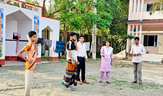 ছুটির দিনেও কর্মচঞ্চল ইউএনও