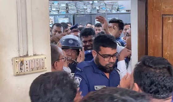 আদালত চত্বরে কিলঘুষির শিকার সাবেক  আইনমন্ত্রী আনিসুল হক