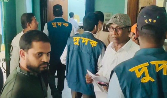 কক্সবাজার সদর ভূমি অফিসে দুদকের ২ ঘন্টা অভিযান : ফাইল জব্দ