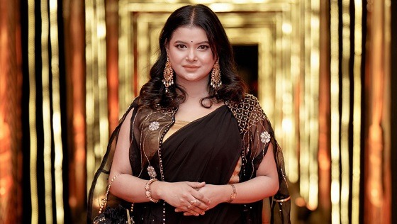 ‘আমাকে এতো খোলামেলা পোশাকে দেখার ইচ্ছা কেন?’