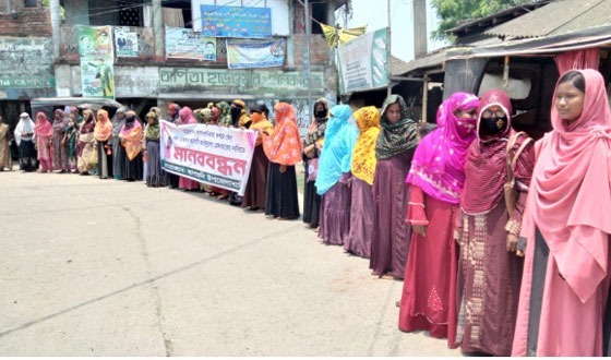 আশাশুনিতে ধর্ষণ মামলার আসামীকে গ্রেফতারের দাবীতে মানববন্ধন