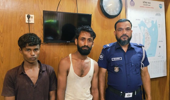 অস্ত্র দিয়ে ডাকাত তকমা, জনতার রোষানল থেকে বাঁচালো নৌবাহিনী