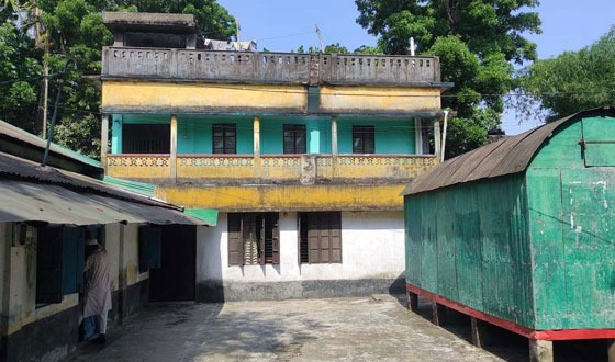 হারিয়ে যাচ্ছে আবহমান বাংলার ঐতিহ্য ধানের “গোলাঘর"