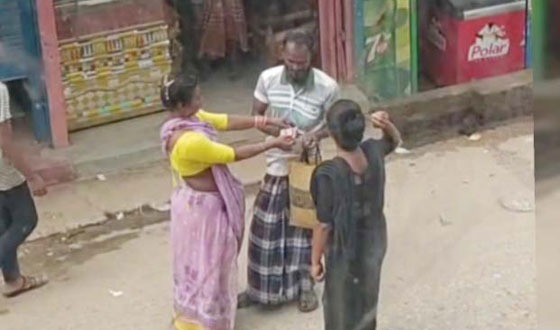 পথরোধ করে জোরপূর্বক টাকা আদায় করছে বেদে নারীরা