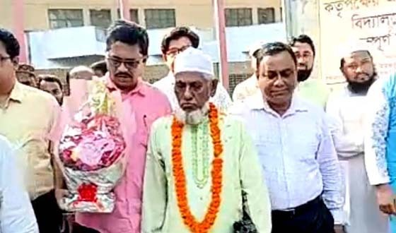 বাজিতপুরে একটি শিক্ষা প্রতিষ্ঠানের অফিস প্রধানের বিদায় সংবর্ধনা দিলেন স্কুল কর্তৃপক্ষ