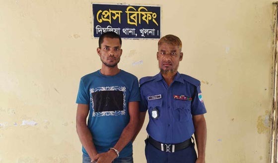 দিঘলিয়ার সেনহটিতে গ্যারেজ থেকে ভ্যান চুরি ঘটনায় চোর আটক, ভ্যান উদ্ধার