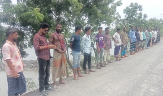 কাদাকাটিতে খাল খননে দুর্নীতি ও অনিয়মের প্রতিবাদে মানববন্ধন