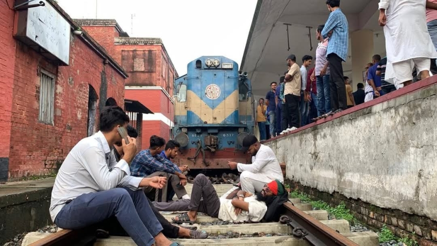 রাজশাহীতে বিশেষ ট্রেন পছন্দ হয়নি, ‘জুলাই যোদ্ধারা’ বসে পড়লেন রেললাইনে