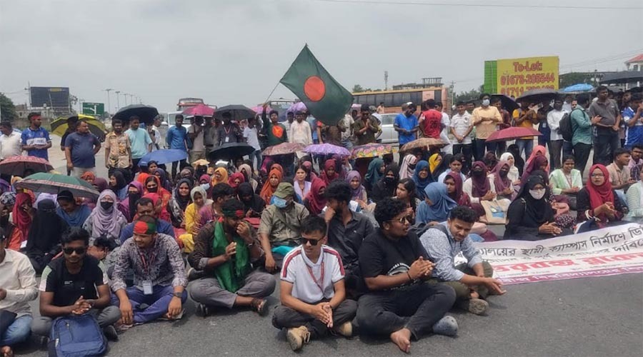 সিরাজগঞ্জে রবীন্দ্র বিশ্ববিদ্যালয়ের স্থায়ী ক্যাম্পাসের দাবিতে মহাসড়ক অবরোধ