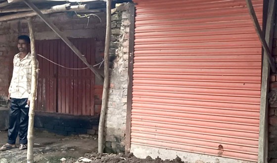 ঘোড়াঘাটে বাজার গলি দখল করে দোকান নির্মান
