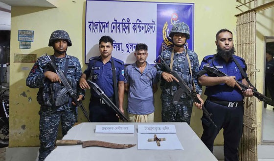 দিঘলিয়ায় দেশীয় অস্ত্র ও গুলিসহ ১ মাদক ব্যবসায়ী আটক